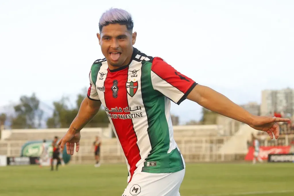 Maxi Salas celebra uno de sus 18 goles por Palestino. (Sebastian Cisternas/Photosport).