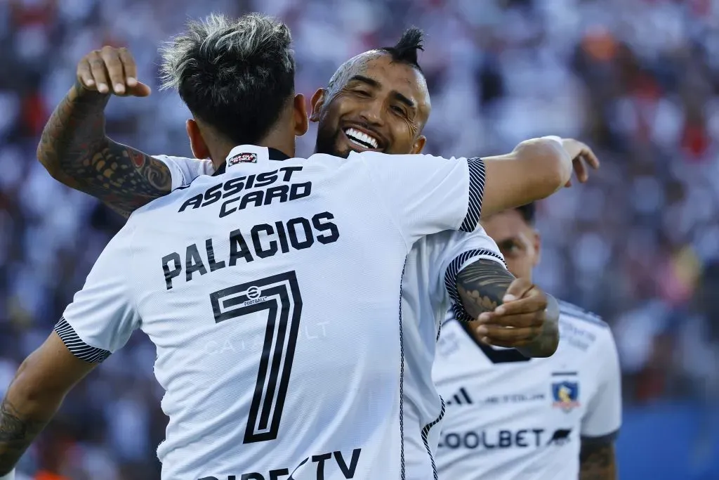 Arturo Vidal celebra el 1-0 de Colo Colo con el autor del gol: Carlos Palacios. (Marcelo Hernández/Photosport).