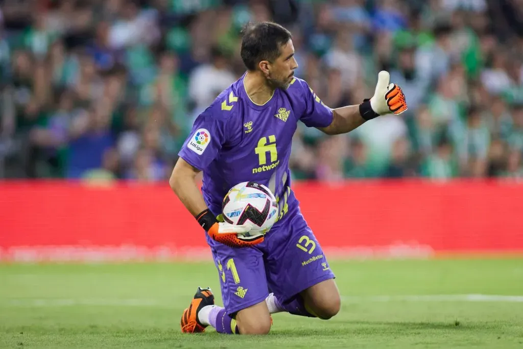 Claudio Bravo se recuperó de su lesión y espera sumar minutos para estar con la Roja de Ricardo Gareca. Foto: IMAGO.