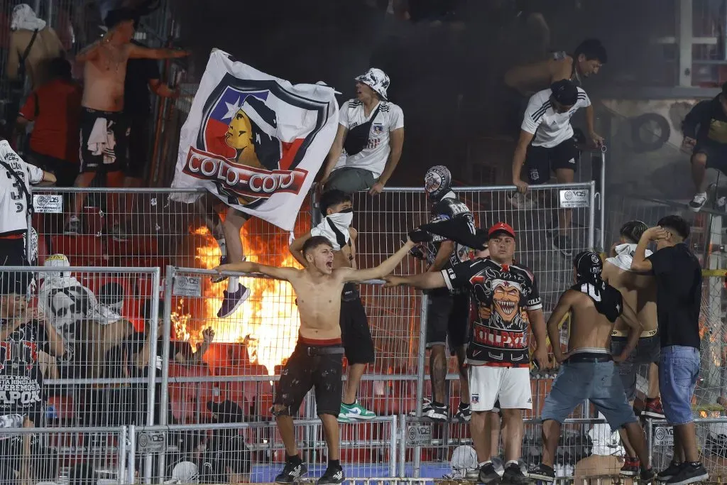 Un grupo de personas en la barra de Colo Colo incendió y destrozó el Estadio Nacional por un lienzo. Foto: Photosport.