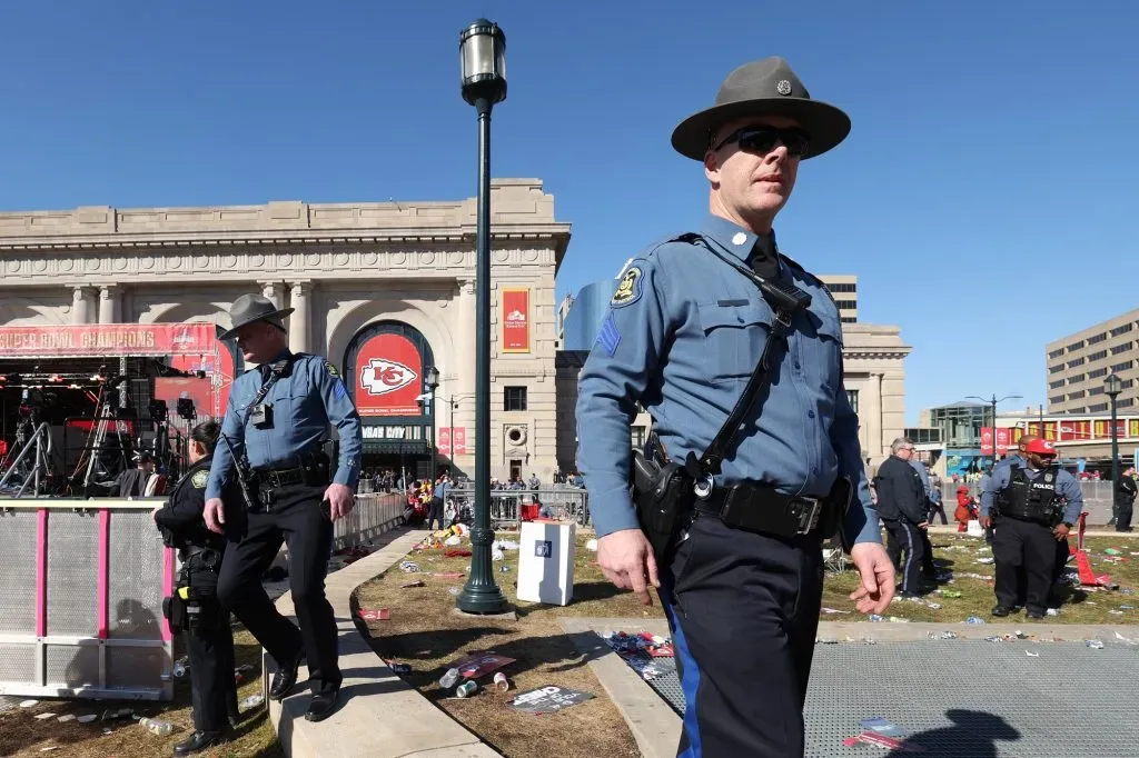 Las fuerzas del orden responden a un tiroteo en Union Station durante el desfile de la victoria de los Kansas City Chiefs en el Super Bowl 