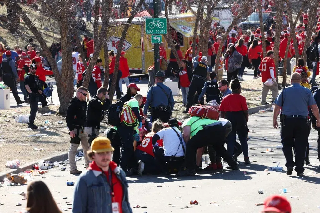 La policía y personal médico responden a un tiroteo en Union Station durante el desfile de la victoria de los Kansas City Chiefs en el Super Bowl.