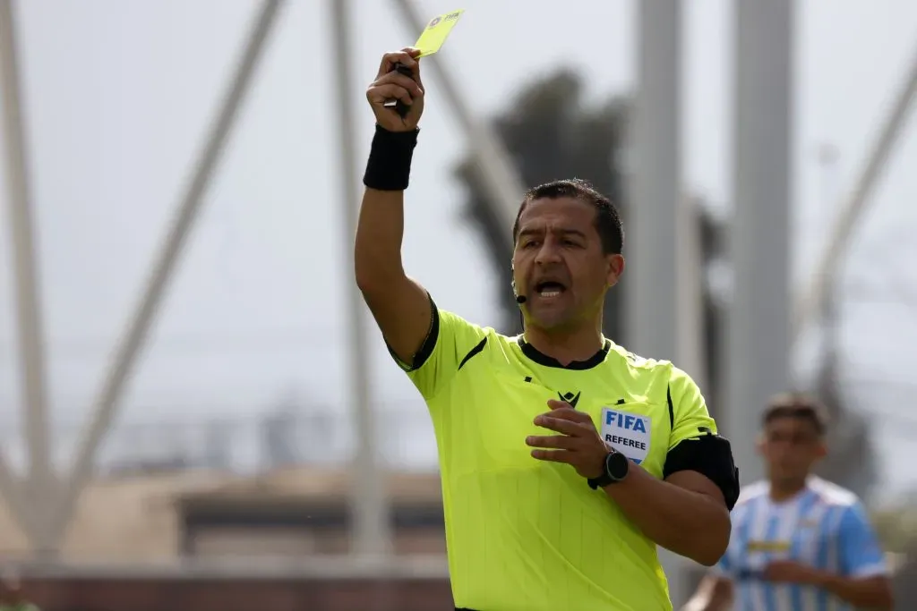 Felipe González dará el pitazo inicial a la temporada 2024 del Campeonato Nacional. Foto: Photosport.