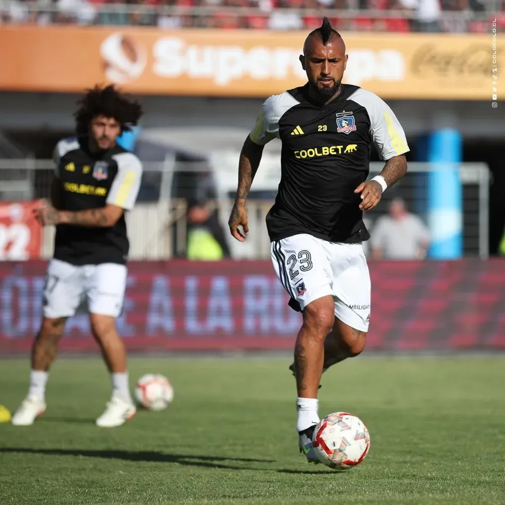 Días atrás se especuló con que esta sería la camiseta de visitante, pero finalmente se utilizó como ropa de entrenamiento. Foto: Comunicaciones Colo Colo.