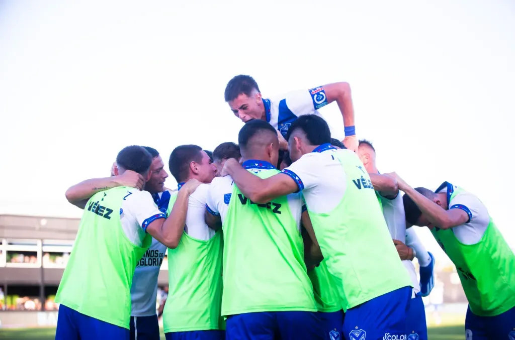 El festejo de Vélez Sarsfield al gol de Lenny Lobato. (Foto: Vélez).