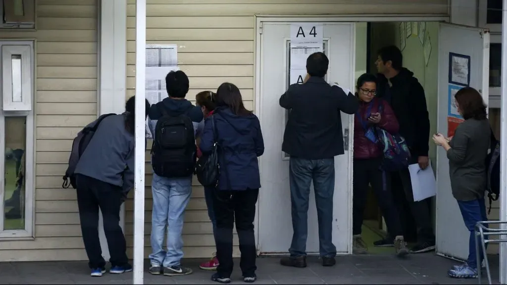 Voluntarios de la comuna de Santiago participan como censista en el sector de avenida Pedro Montt (Censo 2017).