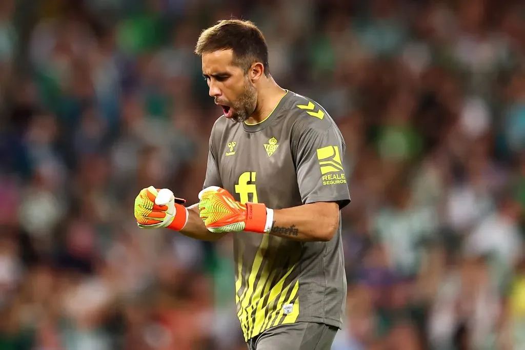 Claudio Bravo superó los problemas físicos y está listo para volver a jugar con el Betis. Foto: IMAGO.