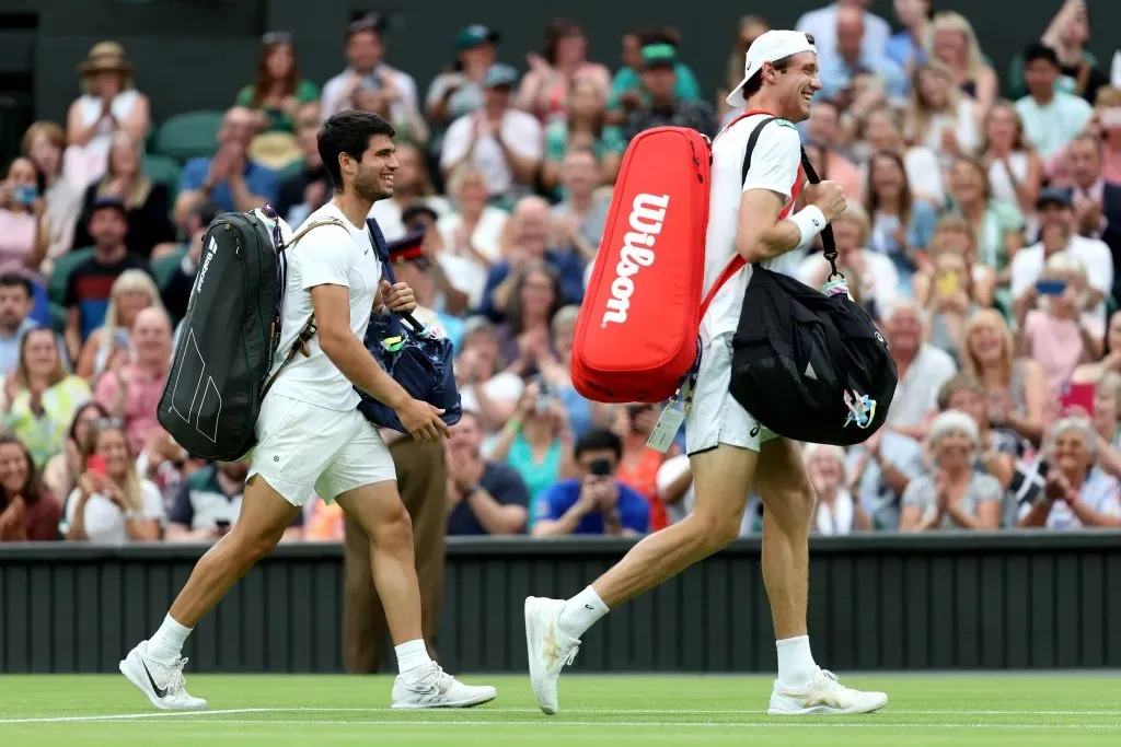 Alcaraz y Jarry en la cancha central de Wimbledon. Imagen: Getty.