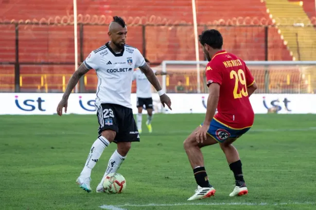 Arturo Vidal debutó como visitante en el fútbol chileno y se lo hicieron sentir. Foto: Guille Salazar, RedGol.