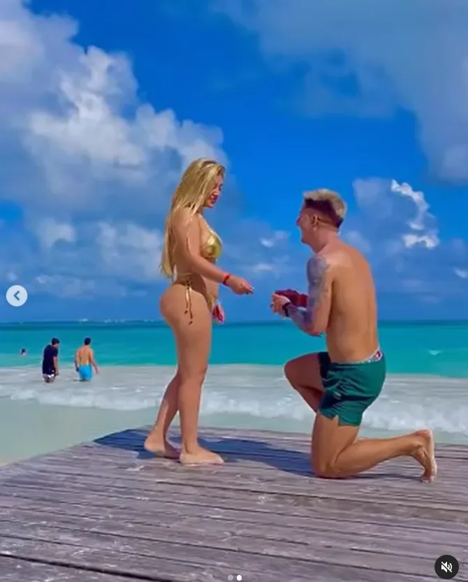 Así se arrodilló Guillermo Paiva para pedirle matrimonio a su pareja, Yessenia Rivera. (Captura Instagram).