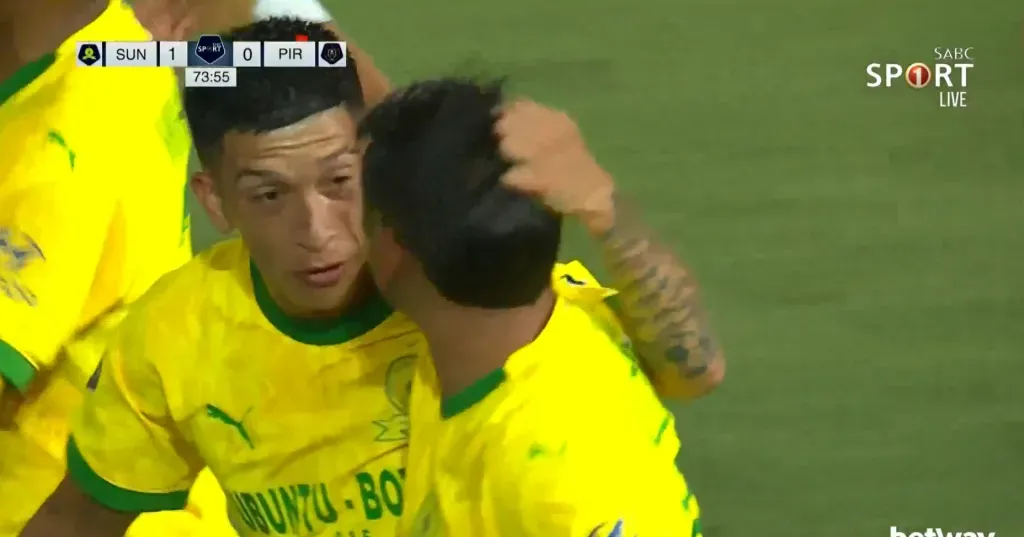 Matías Esquivel abraza a Marcelo Allende tras el gran tiro del volante ofensivo chileno. (Captura SABC Sport).