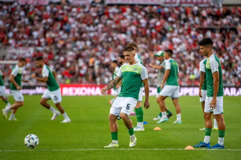Aaron Quirós (6) en el calentamiento de Banfield en el estadio Monumental. (Foto: Banfield).