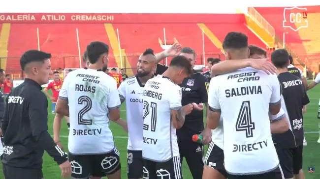 Arturo Vidal reparte felicitaciones tras la victoria de Colo Colo. (Foto: Colo Colo | Lado B).
