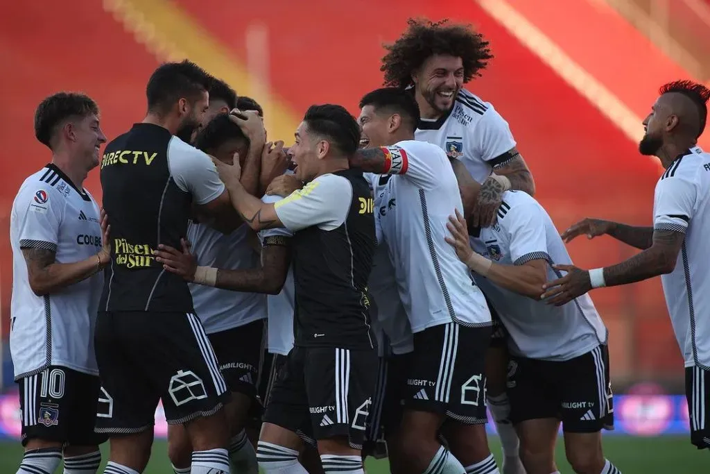 Emiliano Amor abraza a Daniel Gutiérrez tras el gran gol que le anotó a Unión Española. (Foto: Colo Colo).