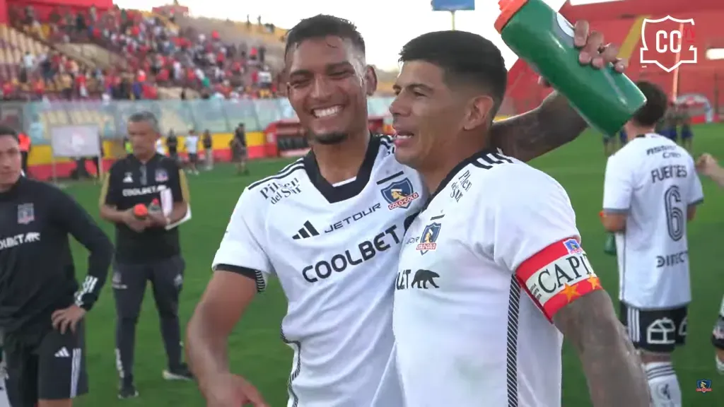 Daniel Gutiérrez recibe las felicitaciones de Esteban Pavez. (Foto: Colo Colo | Lado B).