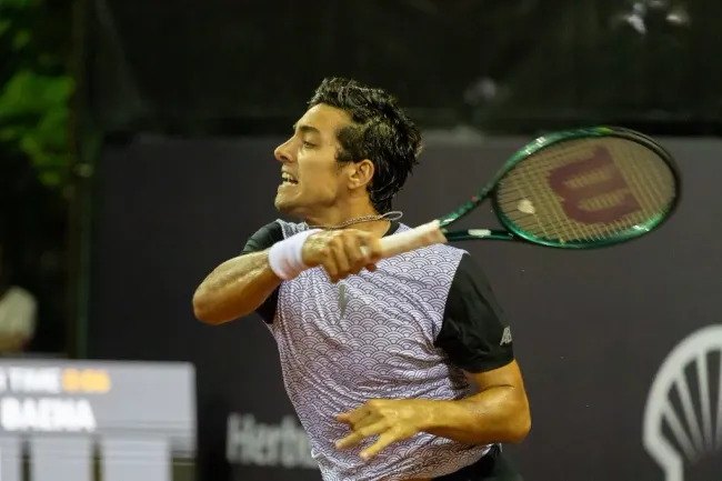 A pesar del duro inicio, Cristian Garín ganó en su debut en el Rio Open. Foto: Comunicaciones Rio Open.