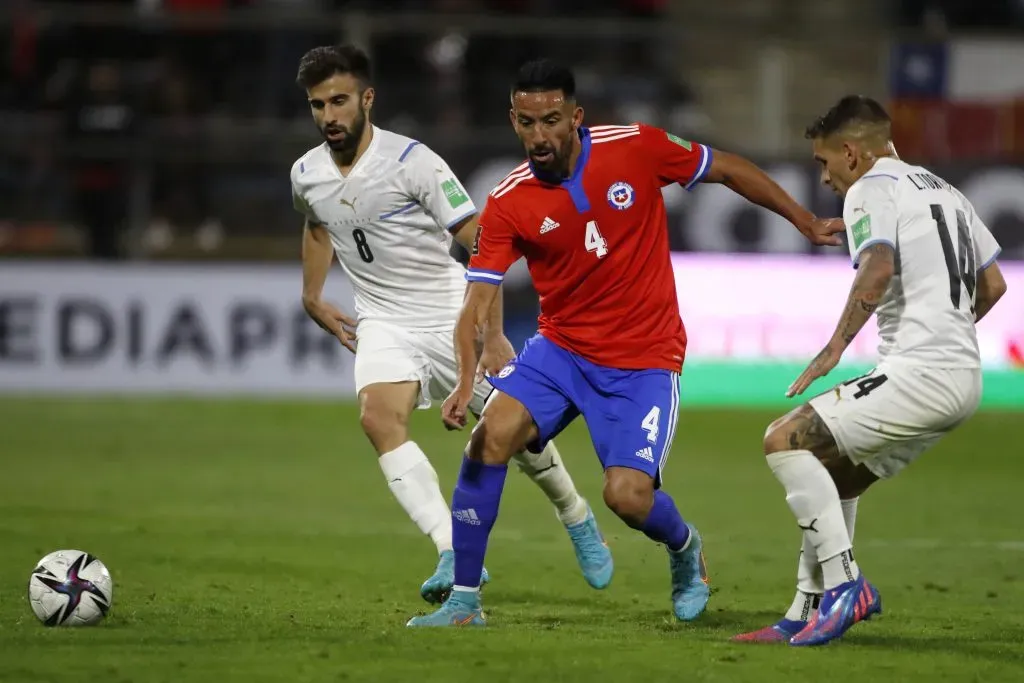 Mauricio Isla en la caída de Chile frente a Uruguay. Fue su último partido en la selección chilena. (Andrés Pina/Photosport).