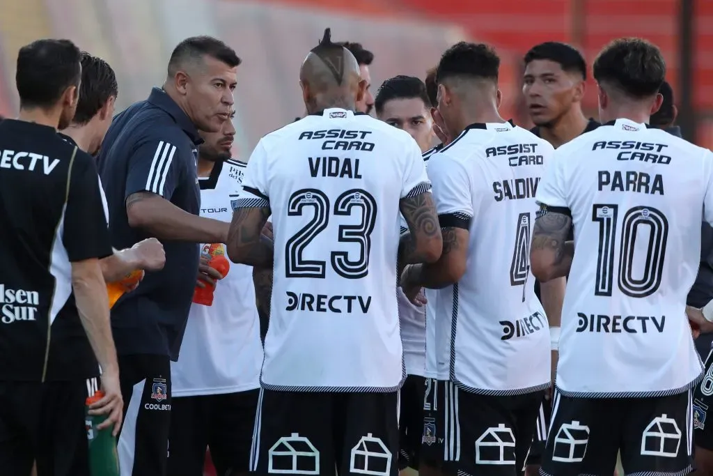 Jorge Almirón reparte indicaciones en la victoria de Colo Colo ante Unión Española. (Javier Salvo/Photosport).