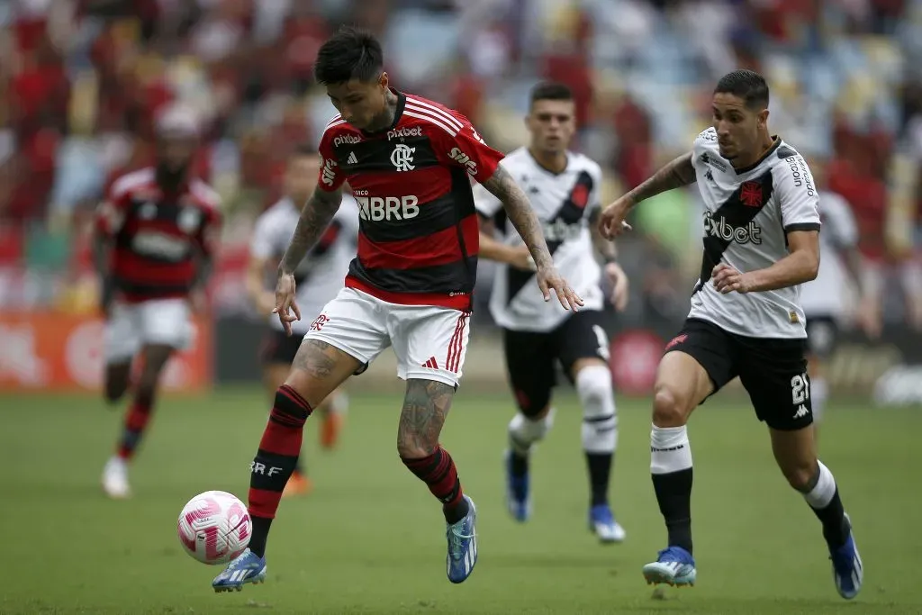 Erick Pulgar se quedó fuera del Flamengo por una fuerte fiebre, dejándolo al margen en el 4-0 sobre Boavista. | Foto: Getty Images.