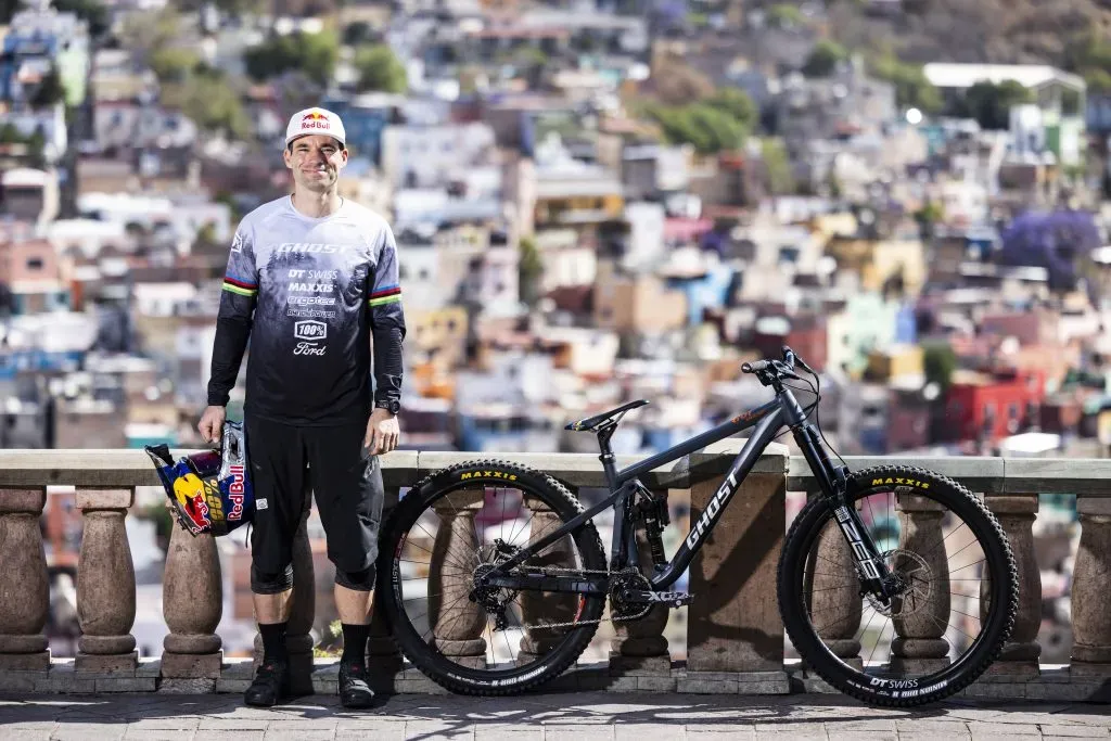 El tres veces campeón de Valparaíso Cerro Abajo, Tomas Slavik, es uno de los jurados que elegirá los mejores del bike camp Del Cerro al Barrio. Foto: Red Bull Content Poo.