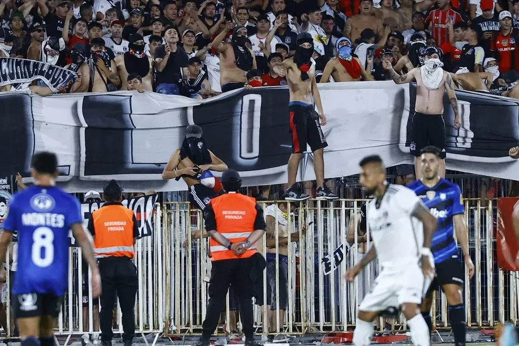 El mal comportamiento de los hinchas de Colo Colo lamentablemente manchó la Supercopa 2024. | Foto: Photosport.