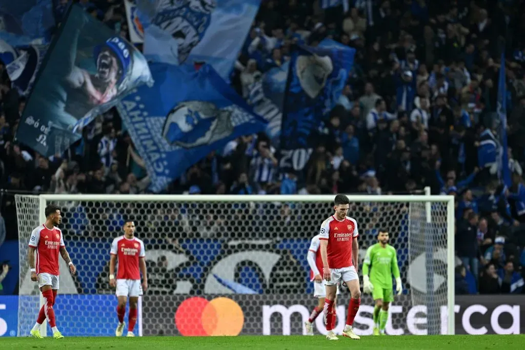 Arsenal se complicó en la Champions League y ahora tendrá que ir por una remontada de local ante Porto. Foto: Getty Images.