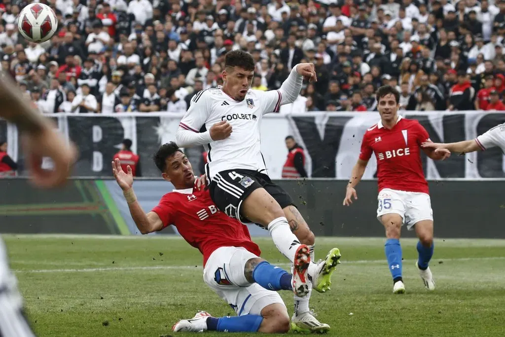 Alan Saldivia disputa un balón con Fernando Zampedri. (Javier Salvo/Photosport).