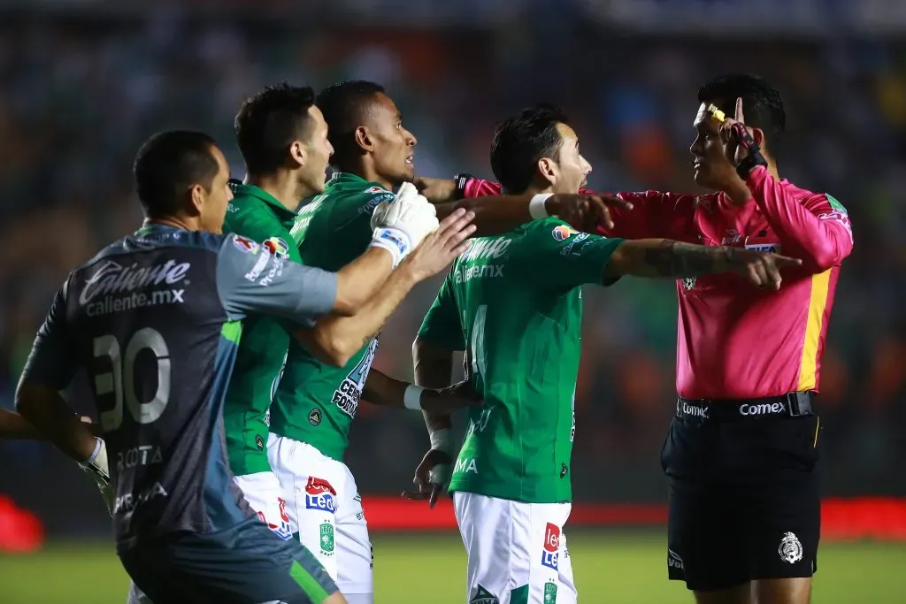 Ramiro González, William Tesillo y Rubens Sambueza protestan con fuerza ante el árbitro. (Hector Vivas/Getty Images).