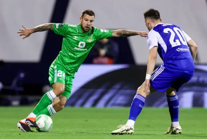 Aitor Ruibal en acción durante la revancha entre el Betis y el Dinamo Zagreb. El cuadro croata celebró la clasificación. (Getty Images).