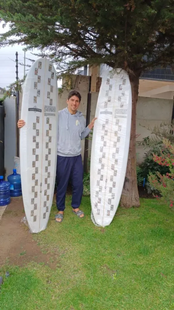 Otras de las tablas que se fabricaron con basura recolectadas en playas fueron entregadas también en Concón. Foto: Cedida.