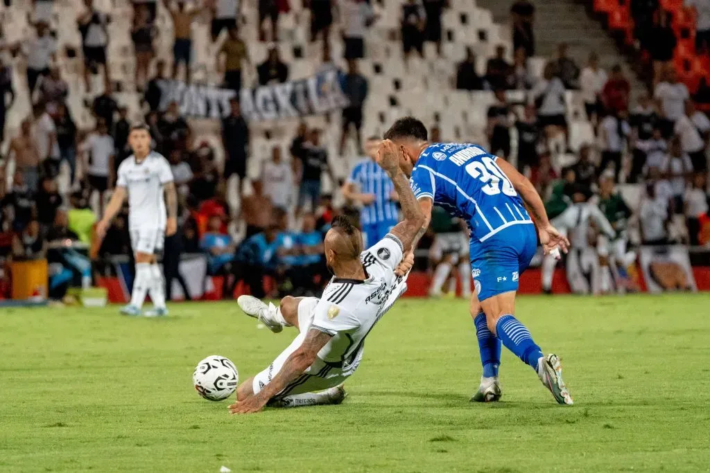 El gran quite de Arturo Vidal a Juan Andrada que terminó en un gol desperdiciado por Carlos Palacios. (Foto: Guille Salazar | RedGol).