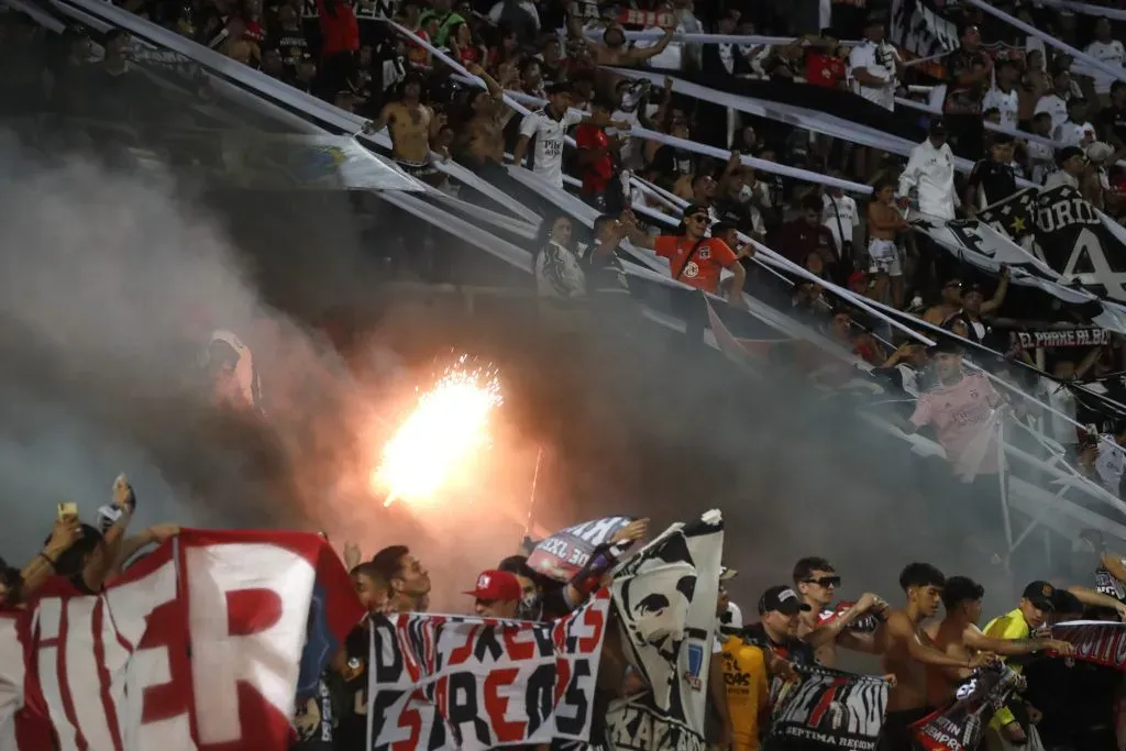 Los hinchas de Colo Colo lanzaron fuegos artificiales y encendieron bengalas. | Foto: Photosport.