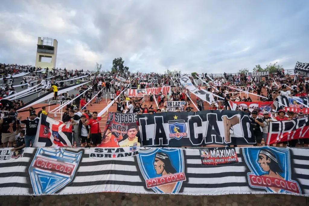 Parte de la hinchada que alentó a Colo Colo en Mendoza. (Foto: Guille Salazar | RedGol).