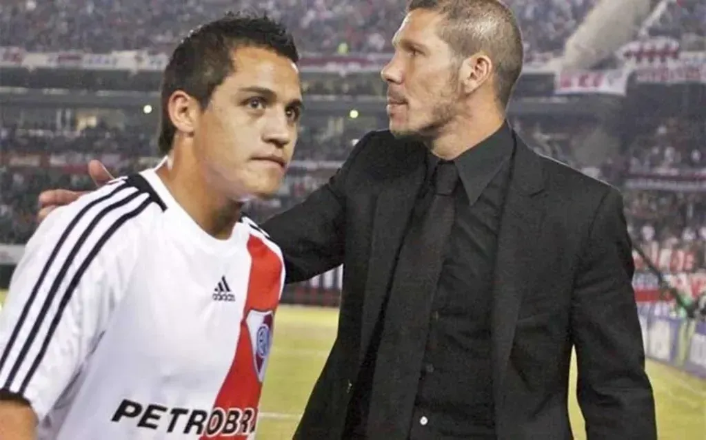 Alexis Sánchez y Diego Simeone compartieron en River Plate años atrás. Foto: Archivo.