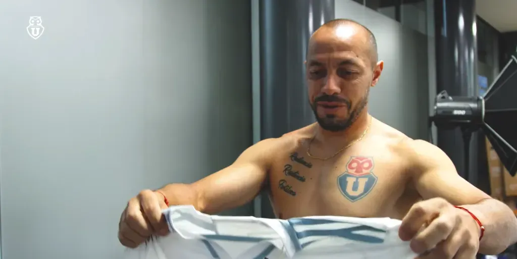Marcelo Díaz aprovechó de recordar el mensaje de un amigo en la sesión fotográfica de la U. (Captura U. de Chile).
