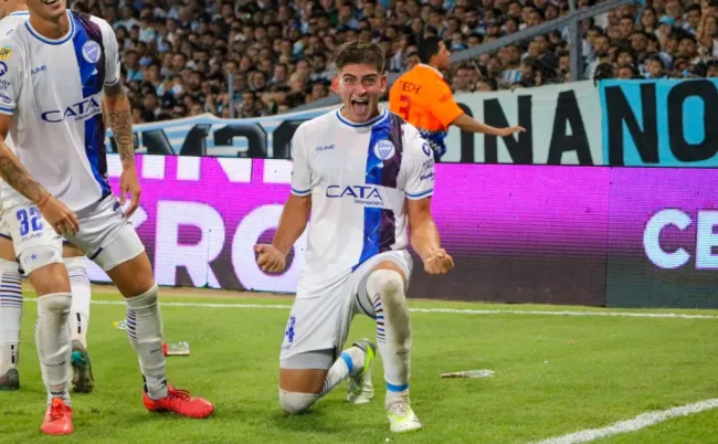 Tomás Badaloni festeja otro de los goles que le anotó a Racing Club. (Foto: Godoy Cruz).