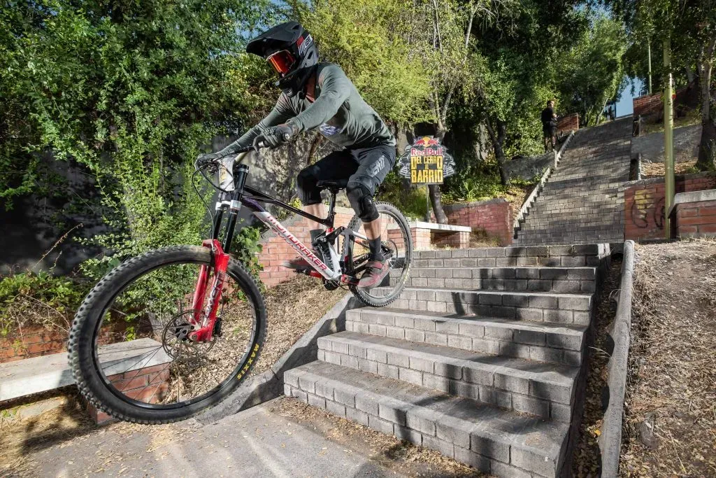 Las calles y escaleras de Santiago sirvieron de prueba para Valparaíso Cerro Abajo en Del Cerro al Barrio. Foto: Red Bull Content Pool.