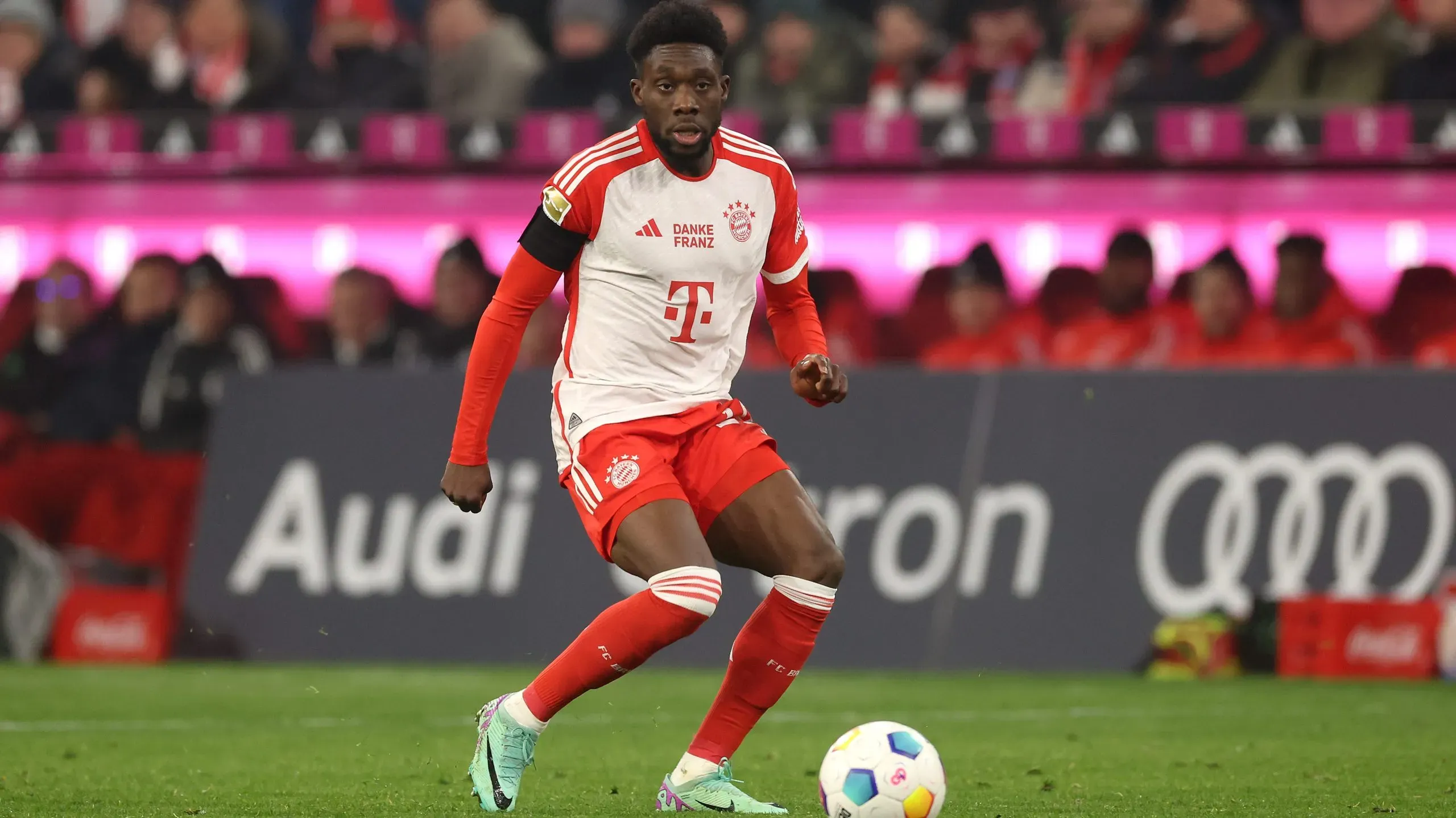 Alphonso Davies vs. Hoffenheim en el Allianz Arena (Getty Images)