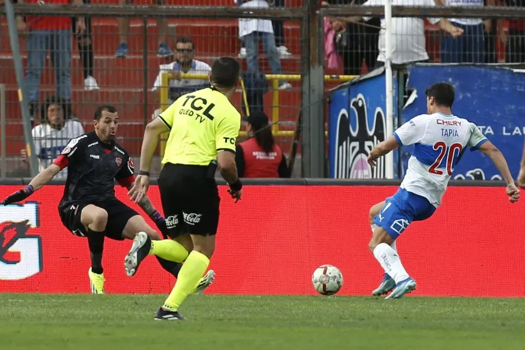 Gonzalo Tapia definió bien ante Nicola Pérez, pero en el VAR estimaron posición de adelanto y la jugada no fue válida. (Dragomir Yankovic/Photosport).