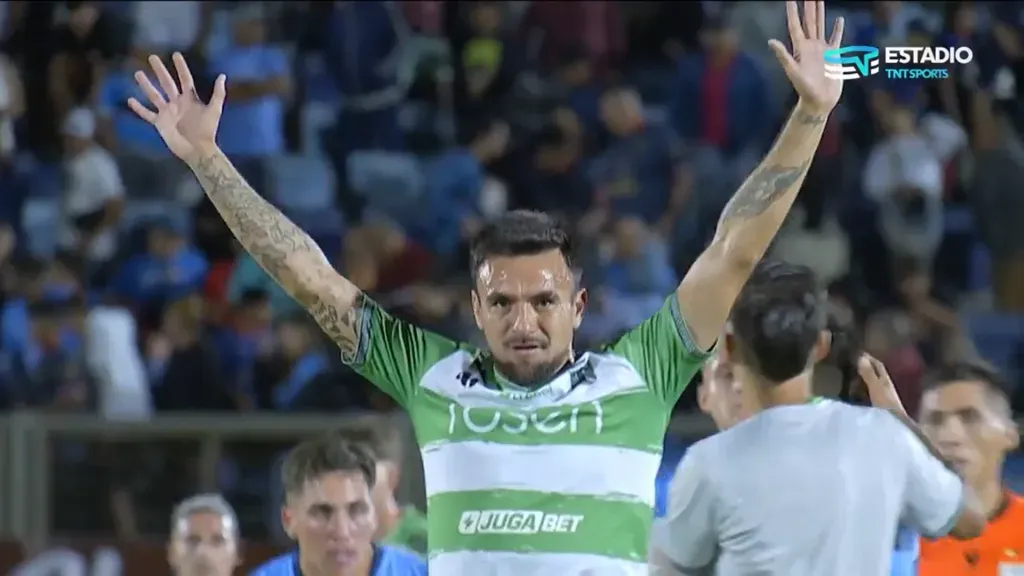Gonzalo Villegas hizo este gesto frente a varios rivales y provocó un clima tenso y airado. (Captura TNT Sports).