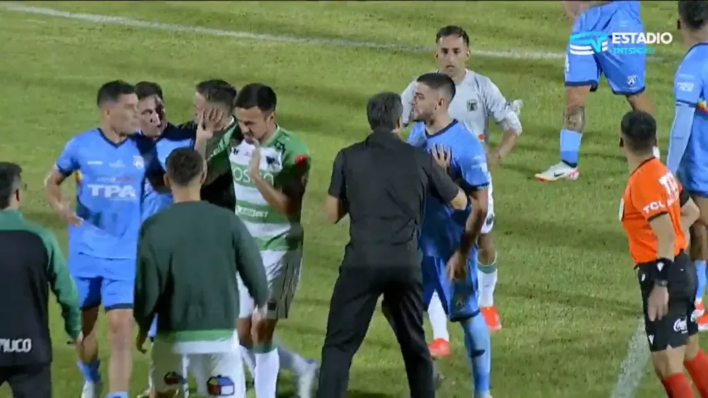 Gonzalo Villegas encendió los ánimos de sus rivales en el pospartido. Y después quedó disconforme con la sanción del árbitro. (Captura TNT Sports).