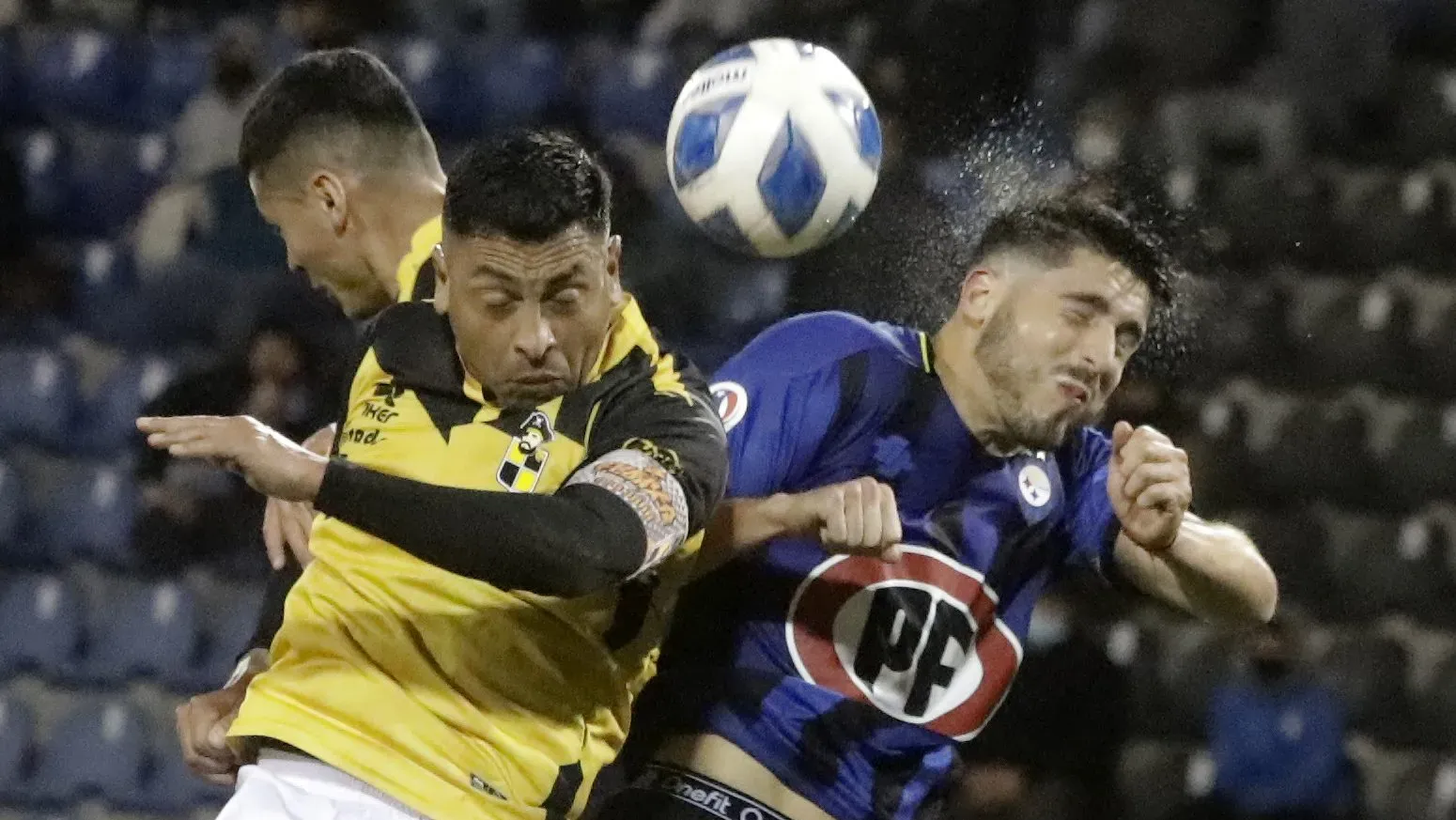 Gonzalo Jara defendiendo los colores de Coquimbo vs Huachipato en 2022 (Photosport)