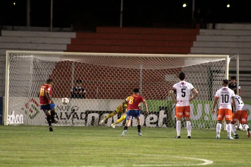 El gol de penal de Emiliano Vecchio ante Cobresal. (Oscar Tello/Photosport).