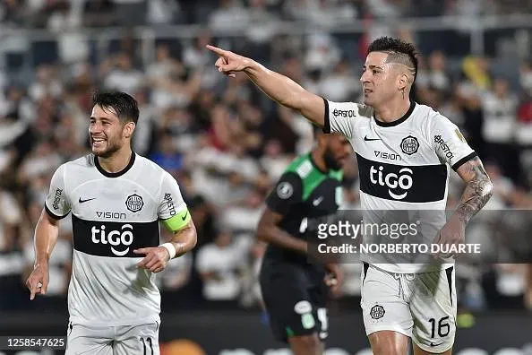 Iván Torres y Guillermo Paiva festejan un gol de Olimpia. (AFP via Getty Images).
