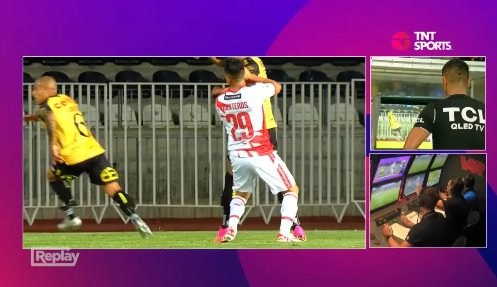 Víctor Abarzúa en la revisión de las imágenes: cobró falta de Dylan Escobar y penal para Copiapó. (Captura TNT Sports).