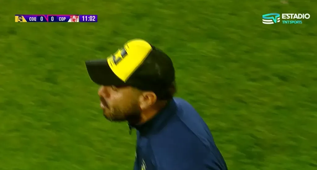 Jorge Espinace salió muy molesto con el equipo de árbitros luego de su expulsión. (Captura TNT Sports).