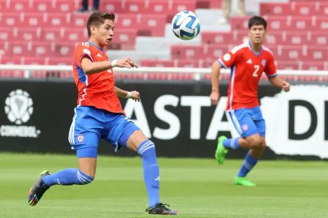 Iván Román en acción por la Roja ante Argentina por el Sudamericano Sub 17. (API/Photosport).