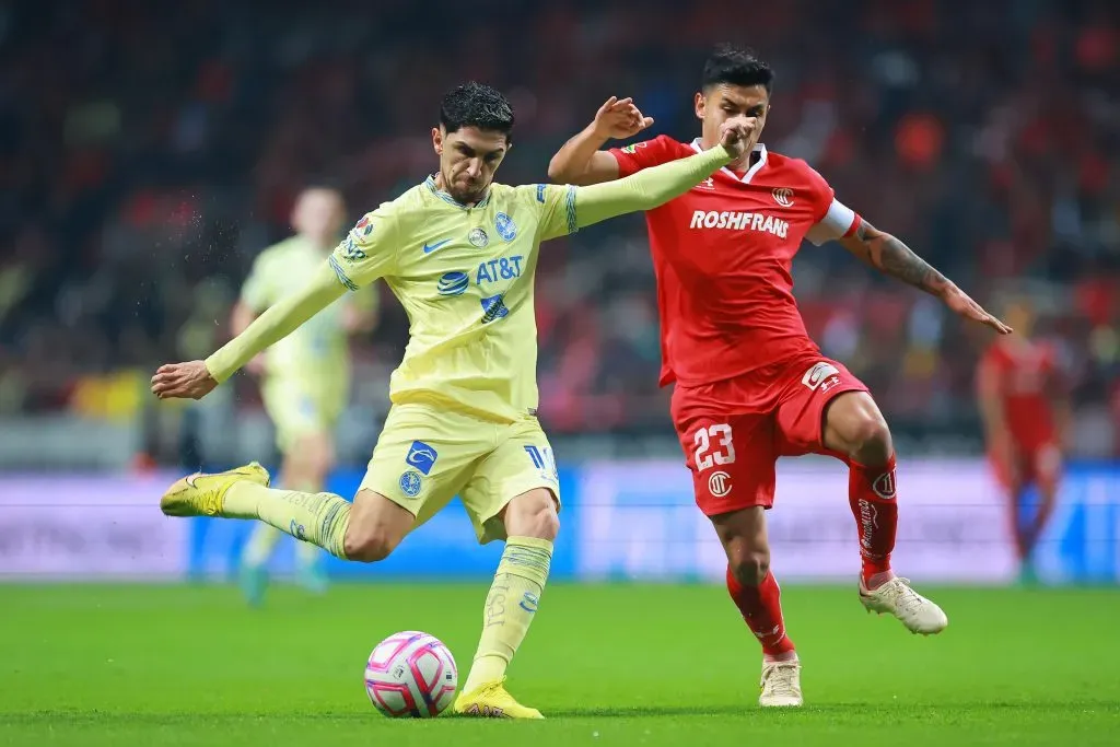 Claudio Baeza intenta marcar a Diego Valdés en un partido entre el América y el Toluca. (Héctor Vivas/Getty Images).