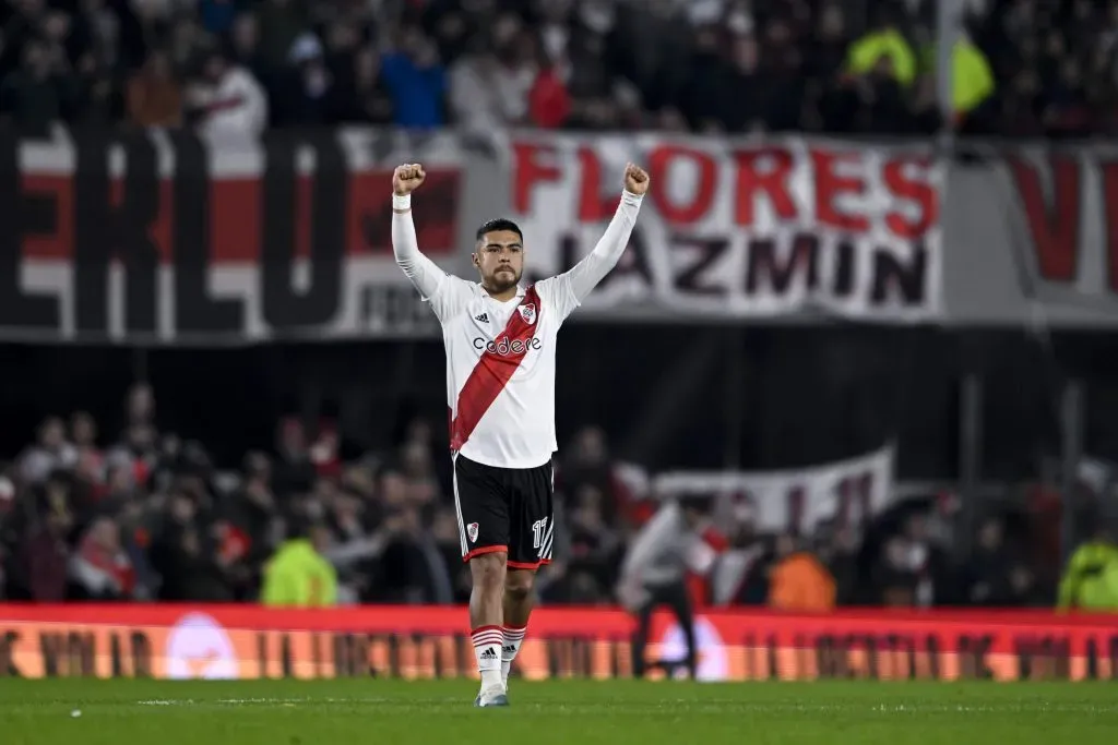 Paulo Díaz contra Boca: Olé le pone jineta al chileno.