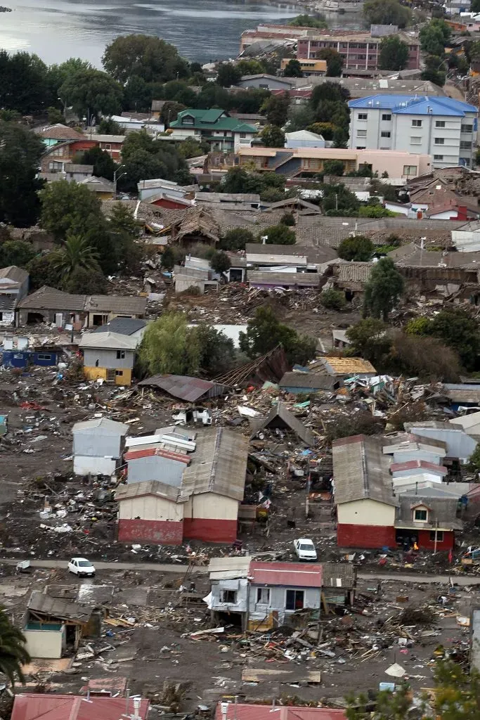 CONSTITUTION, CHILE – MARCH 07:  Homes that were damaged are seen among debris over a week after the massive earthquake and tsunami on March 7, 2010 in Constitution, Chile. Food, water and electricity continue to arrive for those people that are in need after the devastating 8.8 quake on February 27; 800 times more powerful than Haiti’s 7.0 earthquake in January.  (Photo by Joe Raedle/Getty Images)